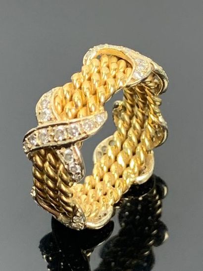 Bague anneau en or jaune simulant trois cordages...