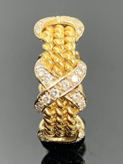Bague anneau en or jaune simulant trois cordages...