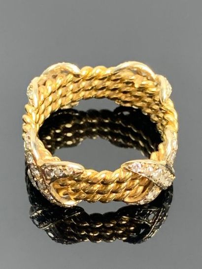 Bague anneau en or jaune simulant trois cordages...