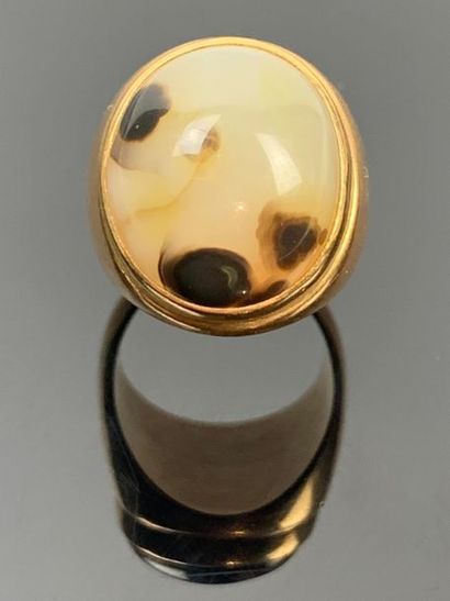 Bague chevalière en or jaune ornée d'une...