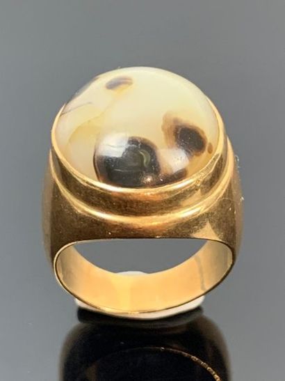 Bague chevalière en or jaune ornée d'une...