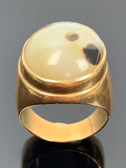 Bague chevalière en or jaune ornée d'une...