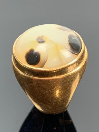 Bague chevalière en or jaune ornée d'une...