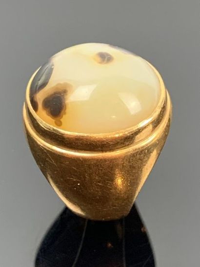 Bague chevalière en or jaune ornée d'une...