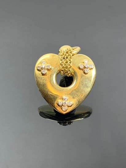 Large pendentif coeur en or serti de diamants.

L_3,2...
