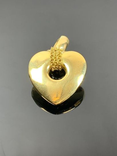 Large pendentif coeur en or serti de diamants.

L_3,2...