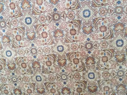 HEREKE
Silk carpet with rosettes in rhombuses...