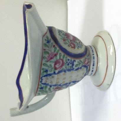 Pourer in polychrome porcelain of the 