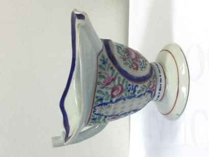 Pourer in polychrome porcelain of the 