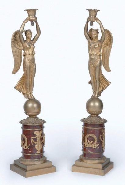 Paire de candélabres en bronze ciselé et...