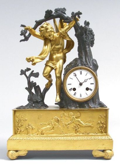 Pendule en bronze ciselé doré ou patiné,...