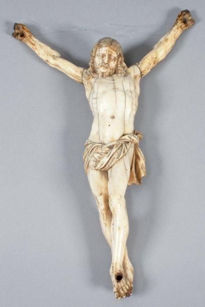 Christ en ivoire sculpté, les yeux clos et...