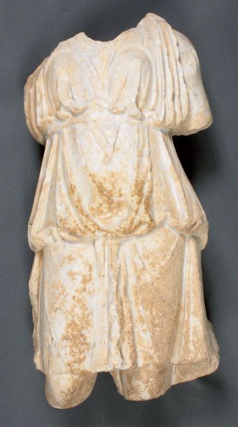 Statue de Diane. Elle est debout, vêtue d'un...