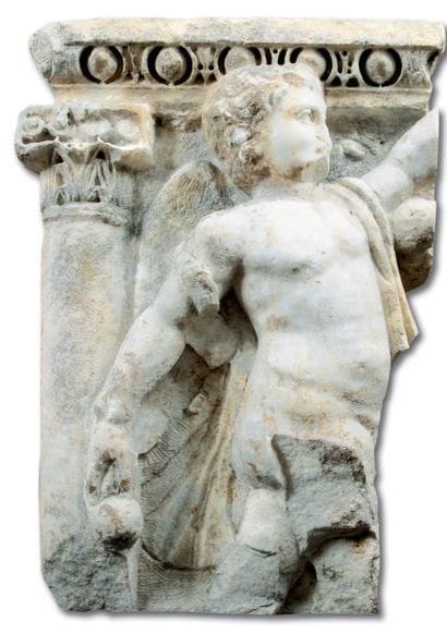 Panneau de sarcophage sculpté en haut relief...