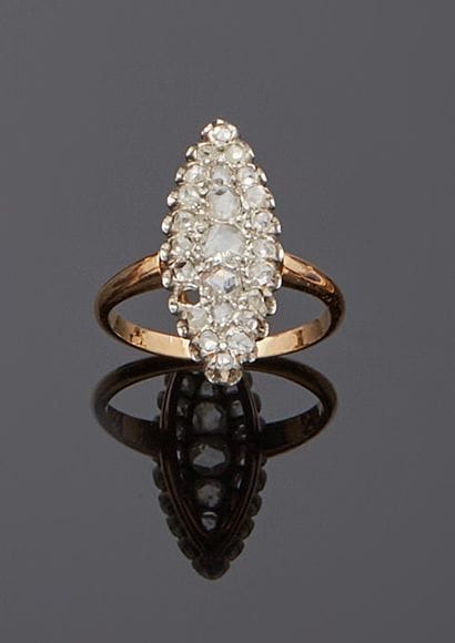 Bague navette en or 18k (750e), pavée de...