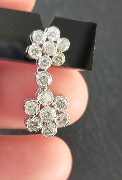 Paire de pendants d'oreille en or gris 18k...