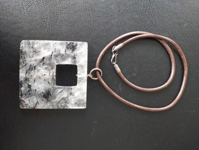 Collier de créateur avec pendentif quartz...