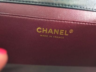 CHANEL 
Sac pochette matelassé en cuir noir...