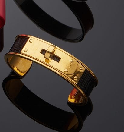 HERMÈS
Bracelet modèle KELLY en cuir noir...