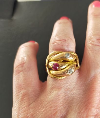 Bague en or 18k (750e), stylisant 3 serpents...