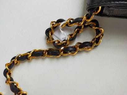 CHANEL 
Sac pochette matelassé en cuir noir...