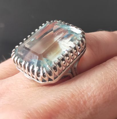 Bague cocktail en argent, ornée d’une aigue-marine...