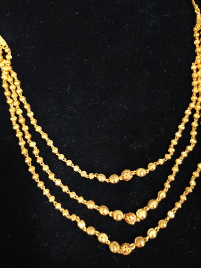 Collier en or 18k (750e), retenant par une...