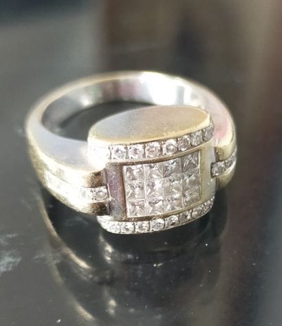 Bague chevalière en or 18k (750e) rhodié,...
