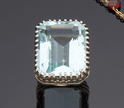 Bague cocktail en argent, ornée d’une aigue-marine...