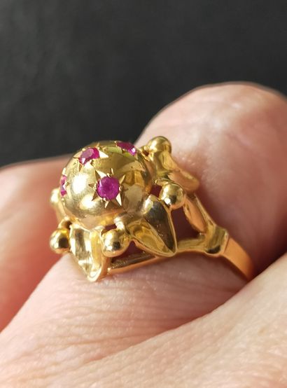Bague en or 18k (750e), ornée d’une demi-sphère...
