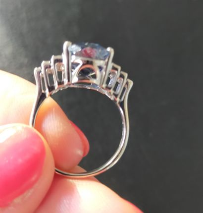 Bague en or gris 18k (750e) serti d'un saphir...