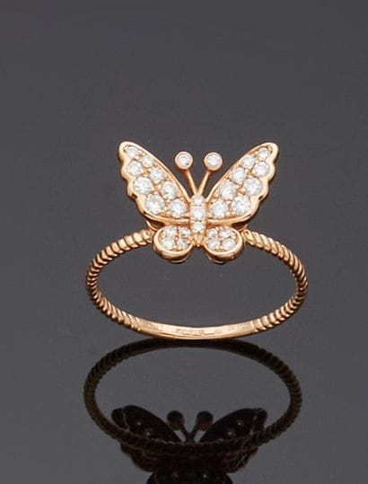Bague en or rose 18k (750e) ornée d’un papillon...