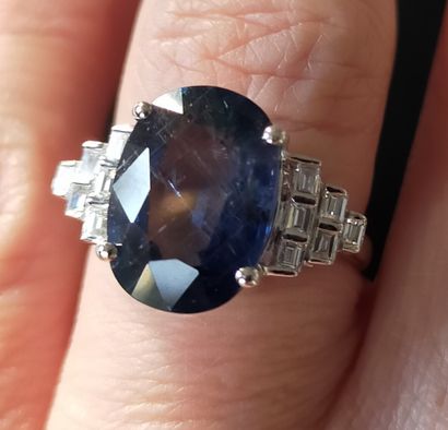 Bague en or gris 18k (750e) serti d'un saphir...