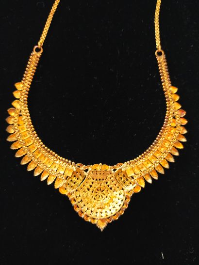 Collier collerette en or 18k (750e), composé...