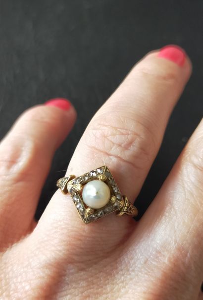 Bague en or 18k (750e), centrée d’une perle...