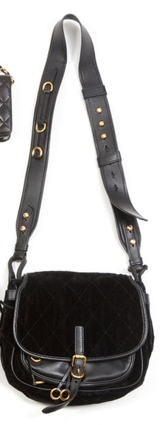 PRADA 
Sac en cuir et velours noir stylisé...