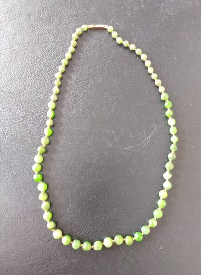 Collier en perles de jade vert épinard, fermoir...