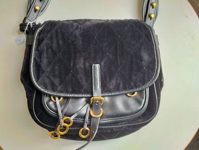 PRADA 
Sac en cuir et velours noir stylisé...