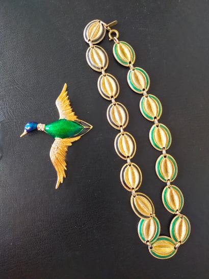 CARVEN 
Broche canard en métal doré émaillé
On...