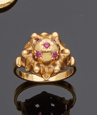 Bague en or 18k (750e), ornée d’une demi-sphère...