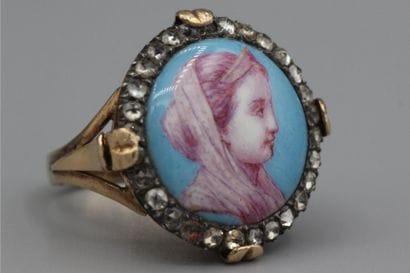Bague en or jaune 18k (750e) ornée d'une...