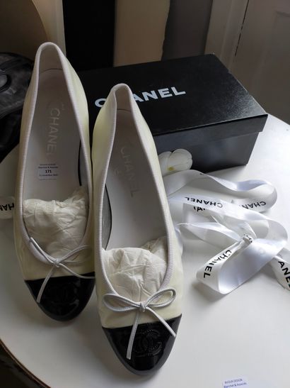 CHANEL 
Ballerines bicolores blanc cassé...