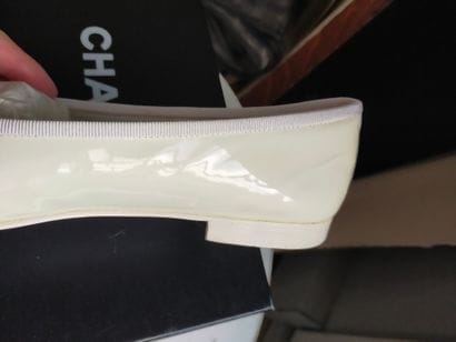 CHANEL 
Ballerines bicolores blanc cassé...