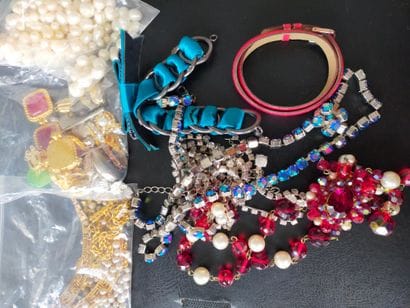 Lot de bijoux fantaisie et perles divers