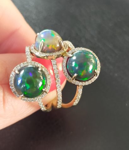 Bague en or gris 18k (750e) ornée de trois...