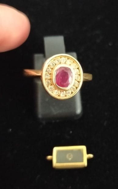 Bague en or 18k (750e), ornée d’un rubis...
