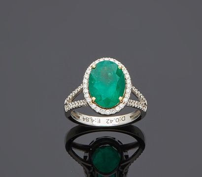 Bague en or gris 18 K serti d'une émeraude...
