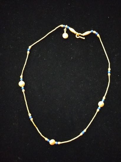 Collier en or 18k (750e), composé de boules...