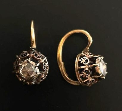 Paire de boucles d’oreilles dormeuses en...