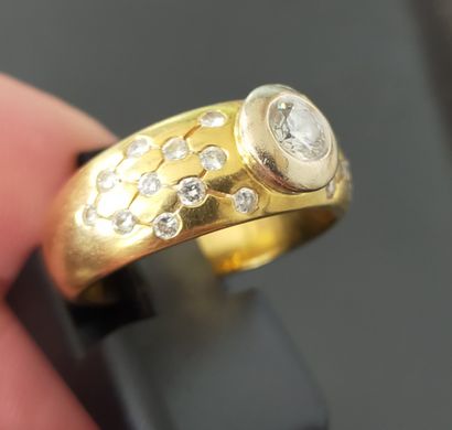 Bague jonc en or 18k (750e), ornée d’un diamant...